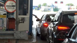 Rinis qarkullimi në pikëkalimin kufitar Hani i Elezit – Bllacë pasi u ndal përkohësisht nga policia maqedonase Rinis qarkullimi në pikëkalimin kufitar Hani i Elezit – Bllacë pasi u ndal përkohësisht nga policia maqedonase