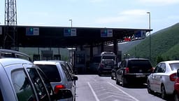 Bllokohet kufiri Kosovë-RMV, policia maqedonase e ndalon qarkullimin Bllokohet kufiri Kosovë-RMV, policia maqedonase e ndalon qarkullimin