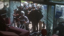 Policia turke hyn me forcë në selinë e opozitës pas shkarkimit të udhëheqjes së saj Policia turke hyn me forcë në selinë e opozitës pas shkarkimit të udhëheqjes së saj