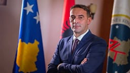 Fermerët e Drenasit derdhin qumështin në kanal pas rënies së çmimit, Haradinaj: Kjo është marre për vendin Fermerët e Drenasit derdhin qumështin në kanal pas rënies së çmimit, Haradinaj: Kjo është marre për vendin