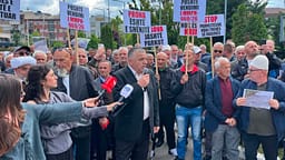 Banorët e Rugovës protestojnë kundër ndalimit të shërbimeve ndërtimore: Po na diskriminojnë në tokat tona Banorët e Rugovës protestojnë kundër ndalimit të shërbimeve ndërtimore: Po na diskriminojnë në tokat tona