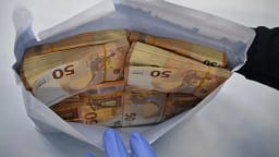 Zvicër, zbulohen 356 mijë euro të fshehura në tren – nën hetim një shtetas zviceran për pastrim parash Zvicër, zbulohen 356 mijë euro të fshehura në tren – nën hetim një shtetas zviceran për pastrim parash