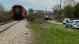 Aksident mes trenit dhe një veture në Drenas, lëndohen dy persona Aksident mes trenit dhe një veture në Drenas, lëndohen dy persona