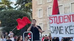 Dita e 17-të e protestës, të rinjtë i kundërpërgjigjen Ramës me fjalime para Kryeministrisë Dita e 17-të e protestës, të rinjtë i kundërpërgjigjen Ramës me fjalime para Kryeministrisë