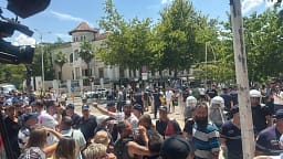 Protestuesit tentojnë të bllokojnë hyrjen e Kuvendit, përplasen me policinë Protestuesit tentojnë të bllokojnë hyrjen e Kuvendit, përplasen me policinë
