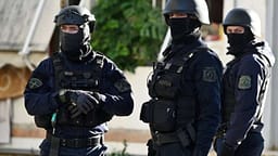 Shkatërrohet grupi shqiptar i trafikut të drogës dhe armëve në Athinë, arrestohen tetë persona Shkatërrohet grupi shqiptar i trafikut të drogës dhe armëve në Athinë, arrestohen tetë persona