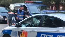 Thikën në qafë policit te ‘Casa Italia’, efektivi neutralizon autorin, zbardhet emri i agresorit Thikën në qafë policit te ‘Casa Italia’, efektivi neutralizon autorin, zbardhet emri i agresorit