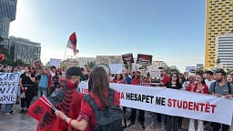 Dita e nëntë e protestës për Zvërnecin, qytetarët grumbullohen para Kryeministrisë Dita e nëntë e protestës për Zvërnecin, qytetarët grumbullohen para Kryeministrisë
