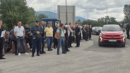 Në Reçicë të Tetovës u protestua për tokën e korridorit 8, banorët thonë se 3-4 euro për m² nuk është çmim i drejtë Në Reçicë të Tetovës u protestua për tokën e korridorit 8, banorët thonë se 3-4 euro për m² nuk është çmim i drejtë