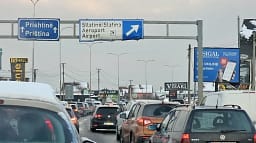 Dy aksidente trafiku në rrugën Prishtinë-Pejë, krijohen kolona Dy aksidente trafiku në rrugën Prishtinë-Pejë, krijohen kolona