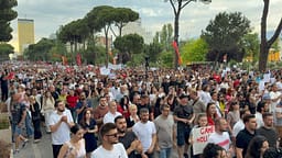 Qytetarët bllokojnë rrugën pranë selisë së PS-së, thirrje të rinjve: Ngrihuni nga kafet Qytetarët bllokojnë rrugën pranë selisë së PS-së, thirrje të rinjve: Ngrihuni nga kafet