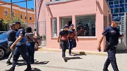 Dëshmoi për vrasjen e 23-vjeçarit, vëllezërit Bushgjokaj e grushtuan dhe e shtrinë në tokë – sulmuan edhe efektivët Dëshmoi për vrasjen e 23-vjeçarit, vëllezërit Bushgjokaj e grushtuan dhe e shtrinë në tokë – sulmuan edhe efektivët