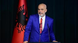 Rama: Flamingot do habiten me veten e tyre si ranë me kokë mes korbave e sorrave të shqiptarisë së rreme Rama: Flamingot do habiten me veten e tyre si ranë me kokë mes korbave e sorrave të shqiptarisë së rreme