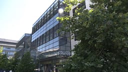 Të paarritshëm për drejtësinë – të akuzuarit për krime lufte marrin ftesa përmes gazetës zyrtare Të paarritshëm për drejtësinë – të akuzuarit për krime lufte marrin ftesa përmes gazetës zyrtare