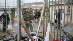 Franca forcon kufirin me Spanjën pas mbërritjeve masive të emigrantëve në Ceuta Franca forcon kufirin me Spanjën pas mbërritjeve masive të emigrantëve në Ceuta