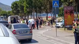 U rrëzua teksa po zbriste nga urbani i linjës – lëndohet një grua e moshuar në Vlorë U rrëzua teksa po zbriste nga urbani i linjës – lëndohet një grua e moshuar në Vlorë