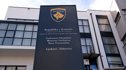 Aktakuzë ndaj një personi në Gjakovë për trafikim të kokainës dhe armëve Aktakuzë ndaj një personi në Gjakovë për trafikim të kokainës dhe armëve