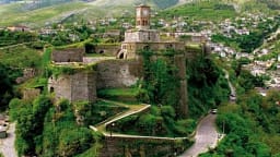 Kalaja e Gjirokastrës thyen rekordin, 100 mijë vizitorë në gjashtë muaj, mbetet më e vizituara Kalaja e Gjirokastrës thyen rekordin, 100 mijë vizitorë në gjashtë muaj, mbetet më e vizituara