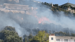 Zjarr mbi tunelin e Vlorës, flakët i afrohen banesave te Uji i Ftohtë Zjarr mbi tunelin e Vlorës, flakët i afrohen banesave te Uji i Ftohtë