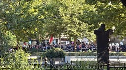“Nuk na përfaqësoni”, protestuesit mbërrijnë te Kuvendi – policia në Shqipëri ‘blindon’ zonën “Nuk na përfaqësoni”, protestuesit mbërrijnë te Kuvendi – policia në Shqipëri ‘blindon’ zonën