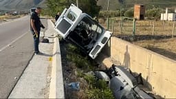 Furgoni me punëtorë del nga rruga në Vlorë – humb jetën 52-vjeçari, katër të tjerë të lënduar Furgoni me punëtorë del nga rruga në Vlorë – humb jetën 52-vjeçari, katër të tjerë të lënduar