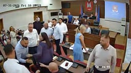 Përplasje verbale mes dy asamblistëve në Kuvendin Komunal të Pejës, ndërpritet seanca Përplasje verbale mes dy asamblistëve në Kuvendin Komunal të Pejës, ndërpritet seanca