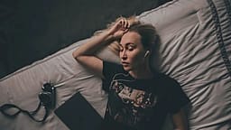 A flini me kufje? Këto janë rreziqet ndaj të cilave jeni të ekspozuar A flini me kufje? Këto janë rreziqet ndaj të cilave jeni të ekspozuar
