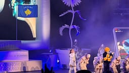 Katy Perry nga Sunny Hill shkon në Kotor me Turedaun, mediat serbe e sulmojnë që e ngriti flamurin e Kosovës Katy Perry nga Sunny Hill shkon në Kotor me Turedaun, mediat serbe e sulmojnë që e ngriti flamurin e Kosovës