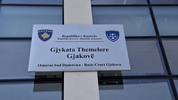 Gjykata në Gjakovë i cakton një muaj paraburgim të dyshuarit për grabitje Gjykata në Gjakovë i cakton një muaj paraburgim të dyshuarit për grabitje