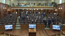 Kuvendi gati për seancën konstituive, deputetët fillojnë të hyjnë në sallë Kuvendi gati për seancën konstituive, deputetët fillojnë të hyjnë në sallë