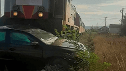 Treni përplas një veturë në Fushë Kosovë, një i lënduar Treni përplas një veturë në Fushë Kosovë, një i lënduar