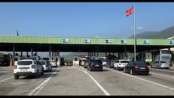 Kosovarët ia mësyjnë Shqipërisë, kolona të gjata automjetesh në Morinë Kosovarët ia mësyjnë Shqipërisë, kolona të gjata automjetesh në Morinë