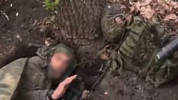 Ukrainasit i kapin ushtarët rusë në befasi, ishin duke fjetur në strehimoret e kamufluara Ukrainasit i kapin ushtarët rusë në befasi, ishin duke fjetur në strehimoret e kamufluara