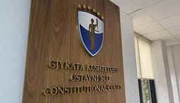 Kushtetuesja refuzon kërkesën e investitorëve për rastin e ashensorit fatal në Prishtinë, mbetet në fuqi dëmshpërblimi mbi 32 mijë euro Kushtetuesja refuzon kërkesën e investitorëve për rastin e ashensorit fatal në Prishtinë, mbetet në fuqi dëmshpërblimi mbi 32 mijë euro