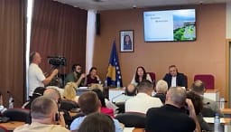 Asamblistëve serbë u pengon mbishkrimi ku shprehet dashuria për Mitrovicën Asamblistëve serbë u pengon mbishkrimi ku shprehet dashuria për Mitrovicën