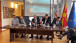 Gjysmë milioni euro u gjetën në një bunker në një minibus në pikën kufitare Tabanoc Gjysmë milioni euro u gjetën në një bunker në një minibus në pikën kufitare Tabanoc