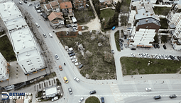Apeli ua njohu të drejtën e pronësisë banorëve, por Komuna në vitin 2013 një pjesë të parcelës ia kishte dhënë një personi të tretë përmes këmbimit Apeli ua njohu të drejtën e pronësisë banorëve, por Komuna në vitin 2013 një pjesë të parcelës ia kishte dhënë një personi të tretë përmes këmbimit