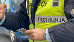 Ndalohen dy shtetas të Kosovës në Maqedoni, dyshohet për kontrabandë të emigrantëve Ndalohen dy shtetas të Kosovës në Maqedoni, dyshohet për kontrabandë të emigrantëve