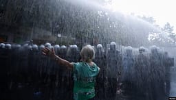 Disa të lënduar teksa protestuesit përplasen me policinë në protestën antiqeveritare në Shqipëri Disa të lënduar teksa protestuesit përplasen me policinë në protestën antiqeveritare në Shqipëri