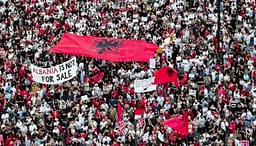 Dita e 31-të e protestës në Tiranë, qytetarët mblidhen sërish para Kryeministrisë Dita e 31-të e protestës në Tiranë, qytetarët mblidhen sërish para Kryeministrisë
