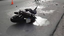 Aksident trafiku në Pejë, drejtuesi i motoçikletës dërgohet për trajtim mjekësor Aksident trafiku në Pejë, drejtuesi i motoçikletës dërgohet për trajtim mjekësor