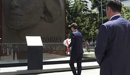 Konjufca bashkë me homologun e tij nga Shqipëria, Hoxhën bëjnë homazhe tek memoriali “Heroinat” Konjufca bashkë me homologun e tij nga Shqipëria, Hoxhën bëjnë homazhe tek memoriali “Heroinat”