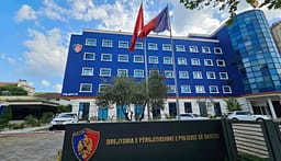 Tentuan të përplasnin efektivët me veturë pasi panë që po i ndiqnin, policia në Shqipëri neutralizon dy persona, njërin e plagos Tentuan të përplasnin efektivët me veturë pasi panë që po i ndiqnin, policia në Shqipëri neutralizon dy persona, njërin e plagos