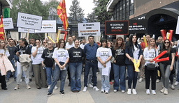 Protesta kundër ligjit të ri për lojërat e fatit, të punësuarit thonë se mbi 10 mijë persona do të mbesin pa punë Protesta kundër ligjit të ri për lojërat e fatit, të punësuarit thonë se mbi 10 mijë persona do të mbesin pa punë