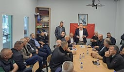 Gucati akuzon Kurtin e Sveçlën për “qytetrrethim” në Skenderaj: Nëse e merrni Lushtakun me dhunë do të organizojmë protesta Gucati akuzon Kurtin e Sveçlën për “qytetrrethim” në Skenderaj: Nëse e merrni Lushtakun me dhunë do të organizojmë protesta