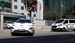 Kuçovë, 45-vjeçari që po transportohej me makinë i mori armën policit dhe e qëlloi në kofshë Kuçovë, 45-vjeçari që po transportohej me makinë i mori armën policit dhe e qëlloi në kofshë