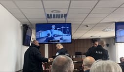 Vrasja në Skenderaj, dëshmitari: I pandehuri shkoi te tavolina e viktimës dhe i tha “Deshu!”, pastaj krisi alltia Vrasja në Skenderaj, dëshmitari: I pandehuri shkoi te tavolina e viktimës dhe i tha “Deshu!”, pastaj krisi alltia
