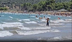 Dallgë të mëdha dhe erë e fortë në Vlorë, ngrihet flamuri i kuq në plazhe Dallgë të mëdha dhe erë e fortë në Vlorë, ngrihet flamuri i kuq në plazhe