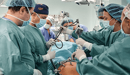 Një epokë e re në kirurgji: operacioni i parë i asistuar me robot u krye me sukses në Spitalin Klinik “Acibadem Sistina” Një epokë e re në kirurgji: operacioni i parë i asistuar me robot u krye me sukses në Spitalin Klinik “Acibadem Sistina”