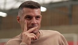 Granit Xhaka telefonon Mourinhon gjatë intervistës, momenti bëhet viral Granit Xhaka telefonon Mourinhon gjatë intervistës, momenti bëhet viral
